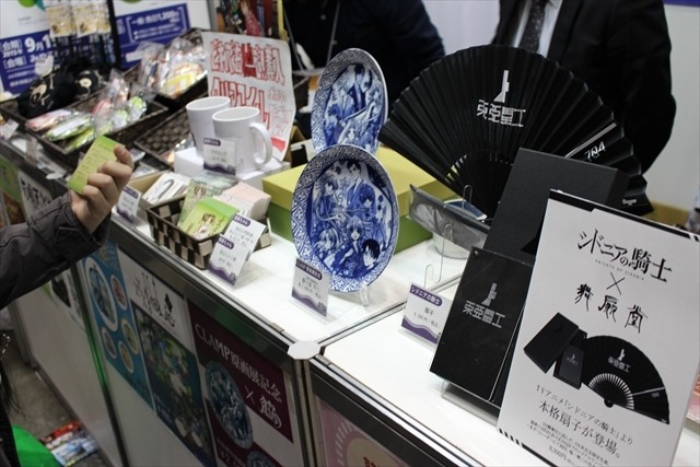 「シドニアの騎士」や「有頂天家族」とのコラボグッズが並ぶ、“雅”な京まふブース