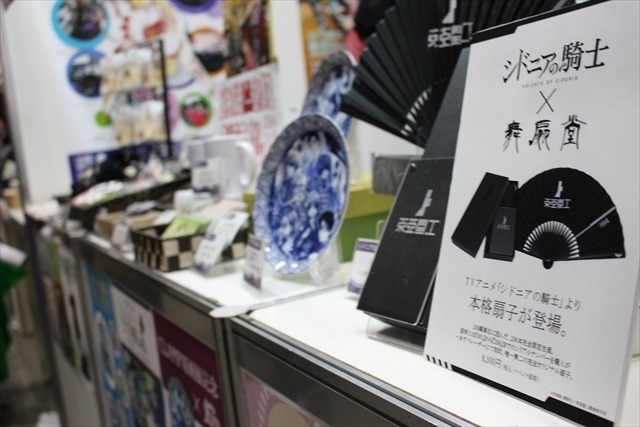 「シドニアの騎士」や「有頂天家族」とのコラボグッズが並ぶ、“雅”な京まふブース