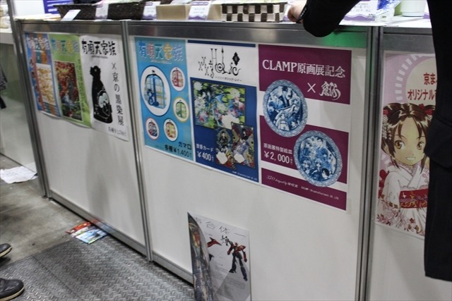 「シドニアの騎士」や「有頂天家族」とのコラボグッズが並ぶ、“雅”な京まふブース