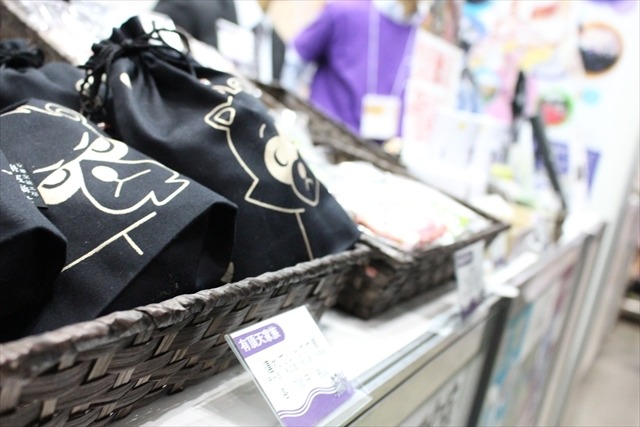 「シドニアの騎士」や「有頂天家族」とのコラボグッズが並ぶ、“雅”な京まふブース