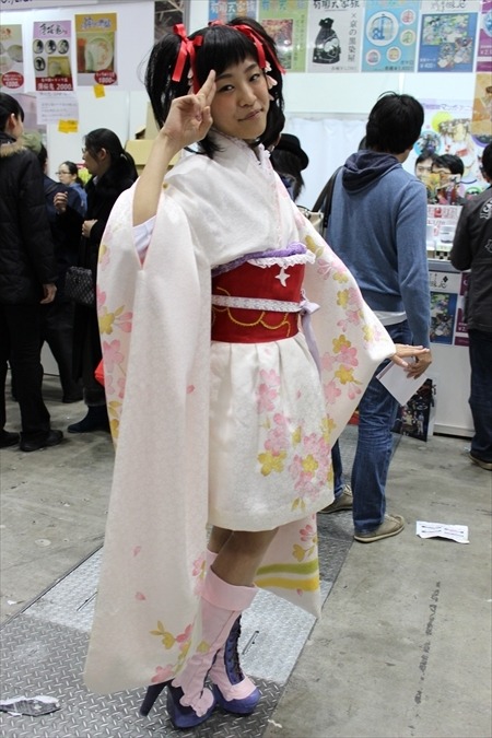 「シドニアの騎士」や「有頂天家族」とのコラボグッズが並ぶ、“雅”な京まふブース