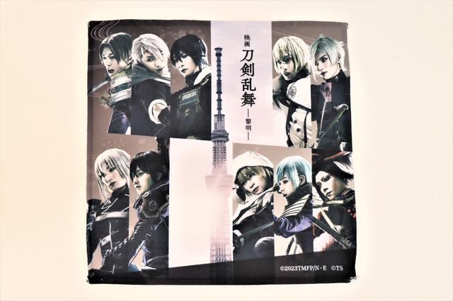 「『映画刀剣乱舞-黎明-』in TOKYO SKYTREE」マイクロファイバータオル（C）2023「映画刀剣乱舞」製作委員会/NITRO PLUS・EXNOA LLC（C）TOKYO-SKYTREE