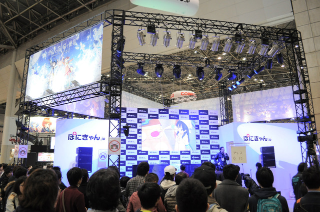 作品群が乱れ飛ぶぽにきゃんブース、いつもイベントで黒山の人だかり＠AnimeJapan 2015/