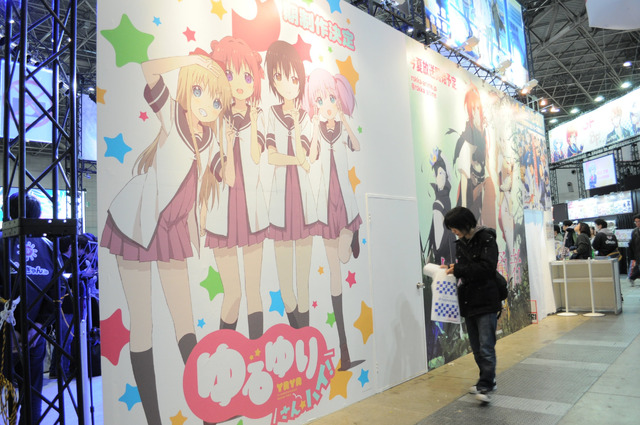 作品群が乱れ飛ぶぽにきゃんブース、いつもイベントで黒山の人だかり＠AnimeJapan 2015/