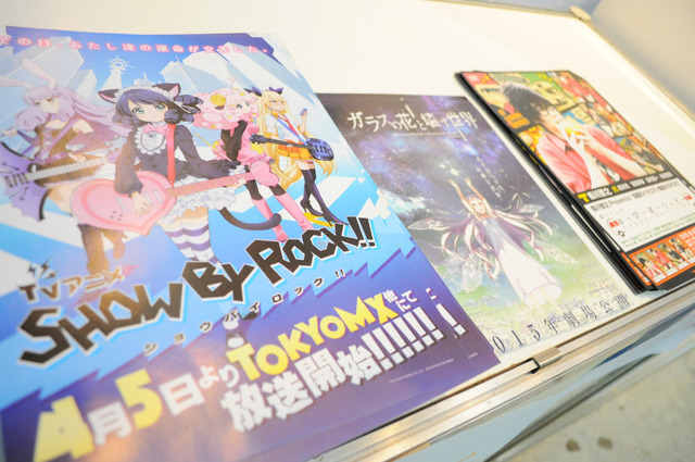 作品群が乱れ飛ぶぽにきゃんブース、いつもイベントで黒山の人だかり＠AnimeJapan 2015/