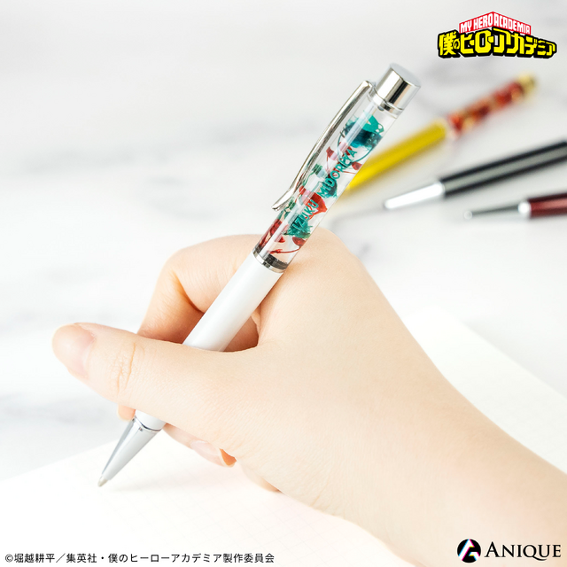 TVアニメ『僕のヒーローアカデミア』 “Flower of Heroes” オリジナルグッズ「ハーバリウム ボールペン」使用例（C）堀越耕平／集英社・僕のヒーローアカデミア製作委員会