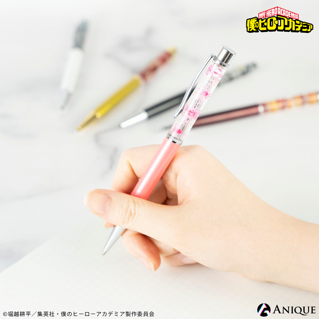 TVアニメ『僕のヒーローアカデミア』 “Flower of Heroes” オリジナルグッズ「ハーバリウム ボールペン」使用例（C）堀越耕平／集英社・僕のヒーローアカデミア製作委員会