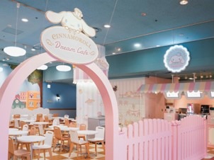 【シナモロールドリームカフェ】場所：レインボーホール4F（C）2023 SANRIO CO., LTD. TOKYO, JAPAN 　著作 株式会社サンリオ