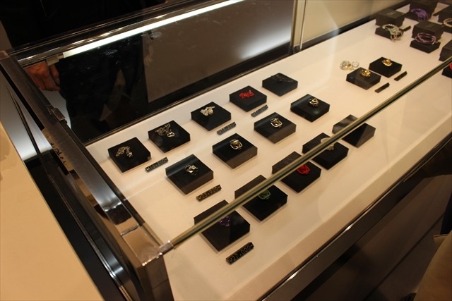 「ガンダム」伊勢丹に立つ　「STRICT-G」の商品が新宿で買える