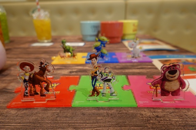 ●アクリルコースター(ランダム6種) ドリンクメニューを注文した方限定でご購入いただけるアクリルスタンドコースター♪ +950円（税込1,045円）で購入できます。 ※1メニューに付き1点ご購入いただけます。