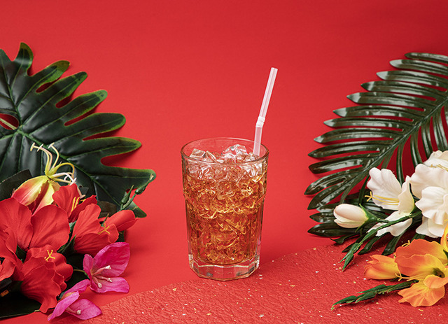 「地獄楽カフェ」アイスティー（C）賀来ゆうじ／集英社・ツインエンジン・MAPPA