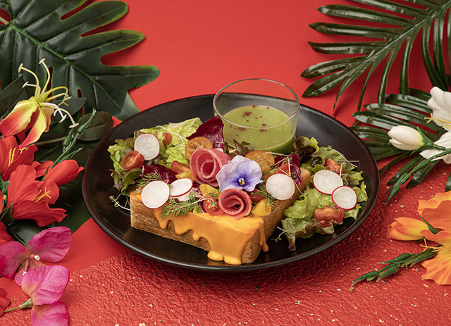 「地獄楽カフェ」神仙郷グラタン風トースト（C）賀来ゆうじ／集英社・ツインエンジン・MAPPA