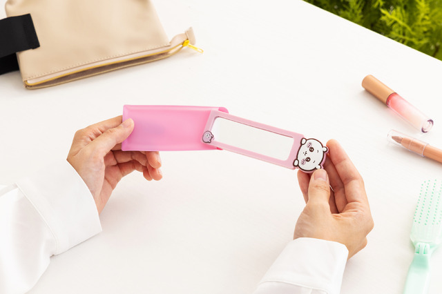 「ちいかわ スティックミラー」ケース 画像（C）nagano / chiikawa committee