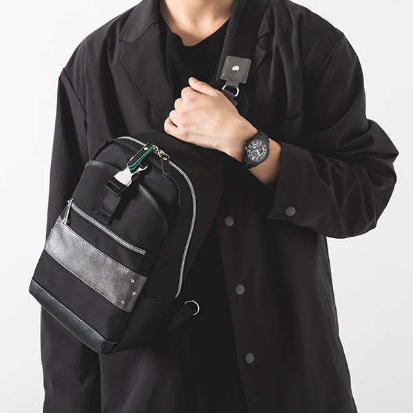 『ソードアート・オンライン』キリトコラボグッズ ボディバッグ（C）2020 川原 礫/KADOKAWA/SAO-P Project