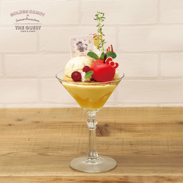 「GOLDEN KAMUY × Sanrio characters ×THE GUEST cafe&diner」尾形とハローキティのアップルパイパフェ（C）SN/S,GK （C）'23 SANRIO（L） S/D･G