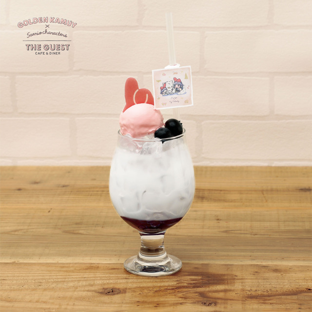 「GOLDEN KAMUY × Sanrio characters ×THE GUEST cafe&diner」アシ（リ）パとマイメロディのホワイトクリームソーダ（C）SN/S,GK （C）'23 SANRIO（L） S/D･G