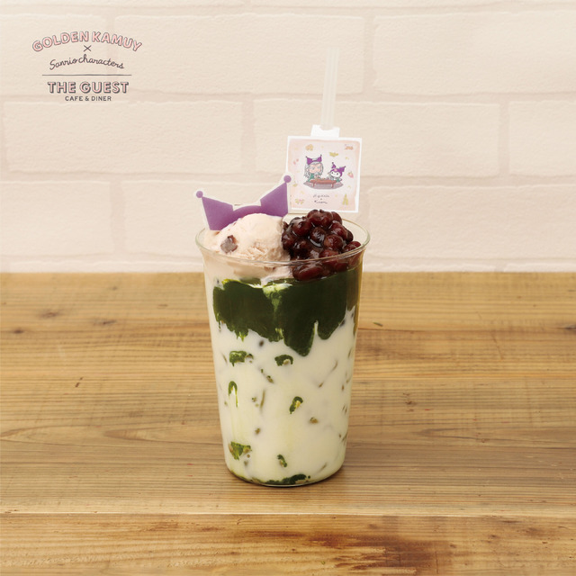 「GOLDEN KAMUY × Sanrio characters ×THE GUEST cafe&diner」土方とクロミの抹茶アイスラテ（C）SN/S,GK （C）'23 SANRIO（L） S/D･G