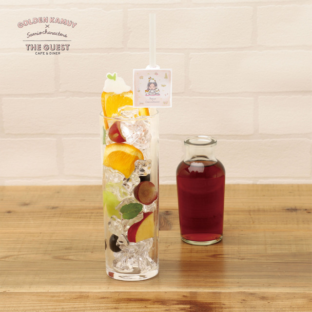 「GOLDEN KAMUY × Sanrio characters ×THE GUEST cafe&diner」房太郎とコロコロクリリンのフルーツティー（C）SN/S,GK （C）'23 SANRIO（L） S/D･G