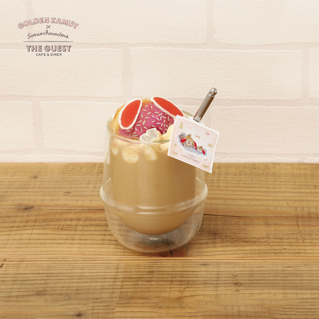 「GOLDEN KAMUY × Sanrio characters ×THE GUEST cafe&diner」ヴァシリとリトルフォレストフェロォのドーナッツ入りホットカフェラテ（C）SN/S,GK （C）'23 SANRIO（L） S/D･G