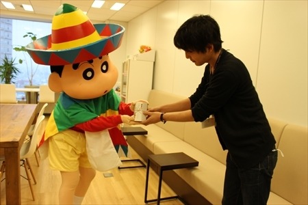 しんちゃんメキシコに旅立つ！　引っ越しチョコビもって編集部にご挨拶