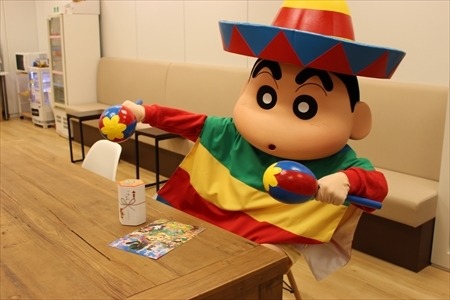 しんちゃんメキシコに旅立つ！　引っ越しチョコビもって編集部にご挨拶