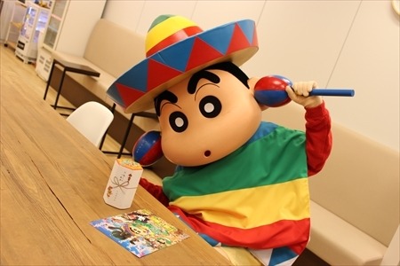 しんちゃんメキシコに旅立つ！　引っ越しチョコビもって編集部にご挨拶