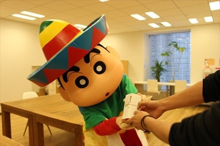 しんちゃんメキシコに旅立つ！　引っ越しチョコビもって編集部にご挨拶