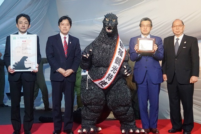新宿・歌舞伎町、ゴジラヘッドが輝いた　こんどは街の破壊でなく、発展に協力