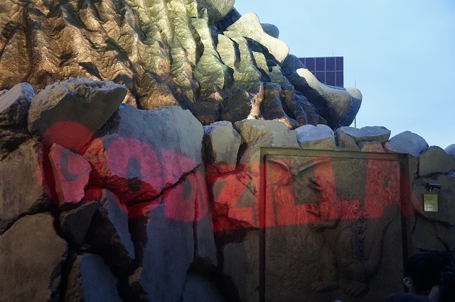 新宿・歌舞伎町、ゴジラヘッドが輝いた　こんどは街の破壊でなく、発展に協力