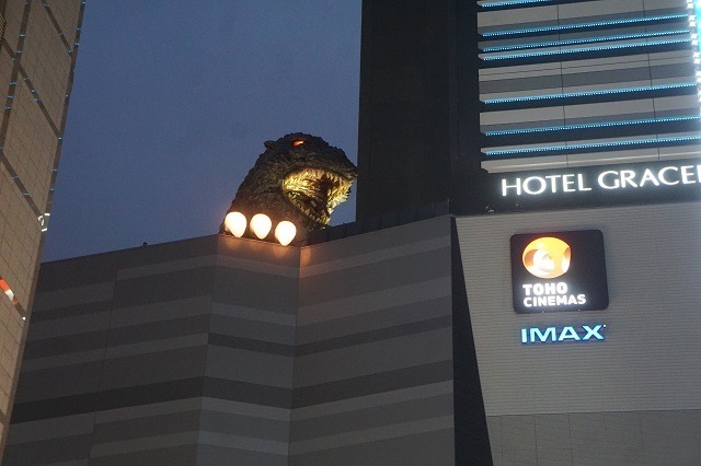 新宿・歌舞伎町、ゴジラヘッドが輝いた　こんどは街の破壊でなく、発展に協力