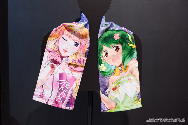 『マクロスF ポップアップステージ』Produced by CG STAR LIVE マフラータオル (全1種)（C）2007 BIGWEST/MACROSS F PROJECT・MBS（C）2009,2011,2021 BIGWEST/MACROSS F PROJECT