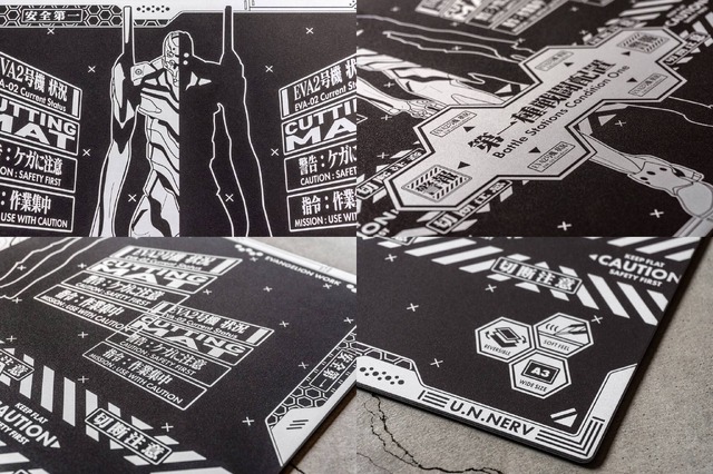 「A.T.FIELD カッターマット A3」2,970円（税込）（C）カラー