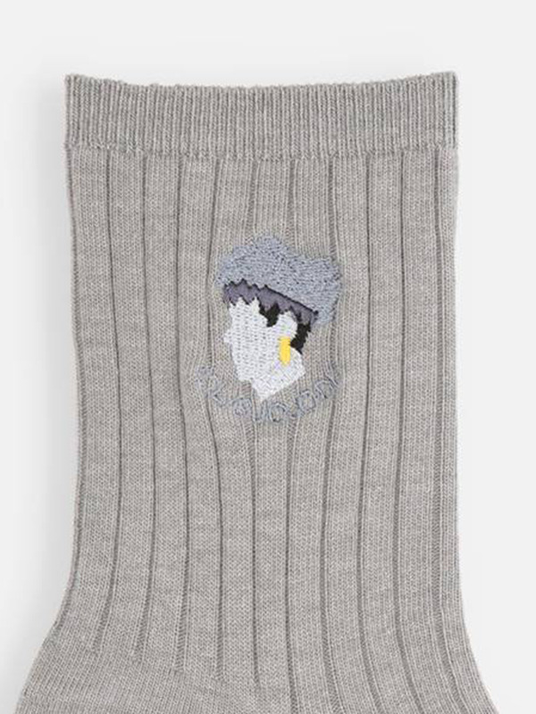 『ジョジョの奇妙な冒険　ダイヤモンドは砕けない』×Tabioコラボ刺繍ソックス「岸辺露伴」（C）LUCKY LAND COMMUNICATIONS/集英社・ジョジョの奇妙な冒険DU製作委員会