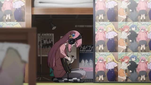 「ぼっちちゃん」の“あの部屋”が、リアルに再現できる！アニメ「ぼっち・ざ・ろっく！」の場面写ブロマイド第1弾がファミマにて取扱い開始