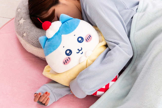 「ちいかわ クレープくじ」A賞「BIGクレープな抱っこぬいぐるみ（全3種）」（C）nagano / chiikawa committee