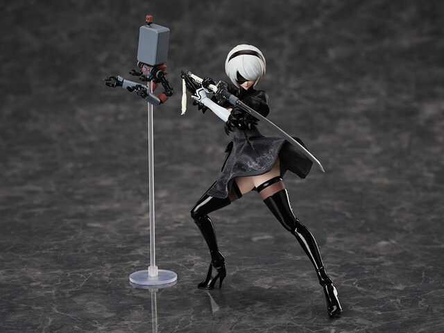 『NieR:Automata Ver1.1a』より、新グッズが続々登場！青い瞳＆太ももが映える「2B」フィギュアやポーチなど全16種