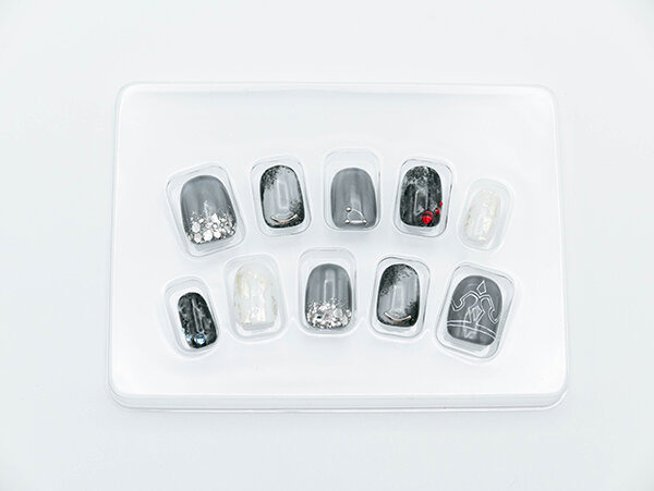 『NieR:Automata Ver1.1a』より、新グッズが続々登場！青い瞳＆太ももが映える「2B」フィギュアやポーチなど全16種