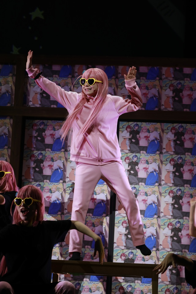 舞台「LIVE STAGE『ぼっち・ざ・ろっく！』」より公式写真（C）はまじあき／芳文社・アニプレックス（C）LIVE STAGE「ぼっち・ざ・ろっく！」製作委員会