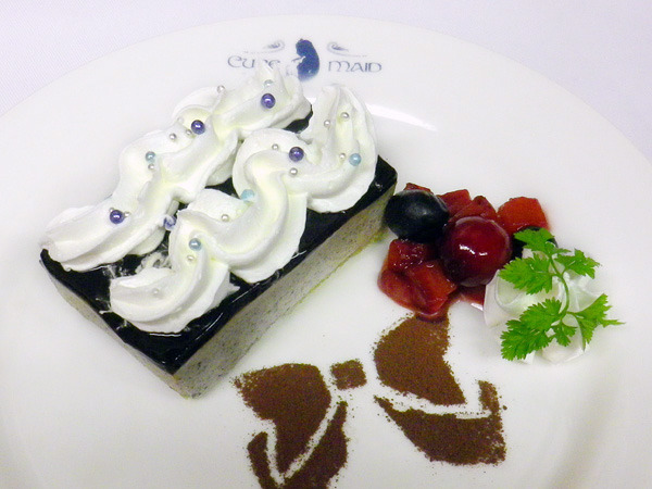 「銃皇無尽のファフニール」が秋葉原でコラボカフェ　ヒロイン達がドリンクやフードに