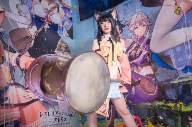 「コミケ102」2日目も大盛況！雨にも負けず、人気コスプレイヤーが水着姿でお出迎え