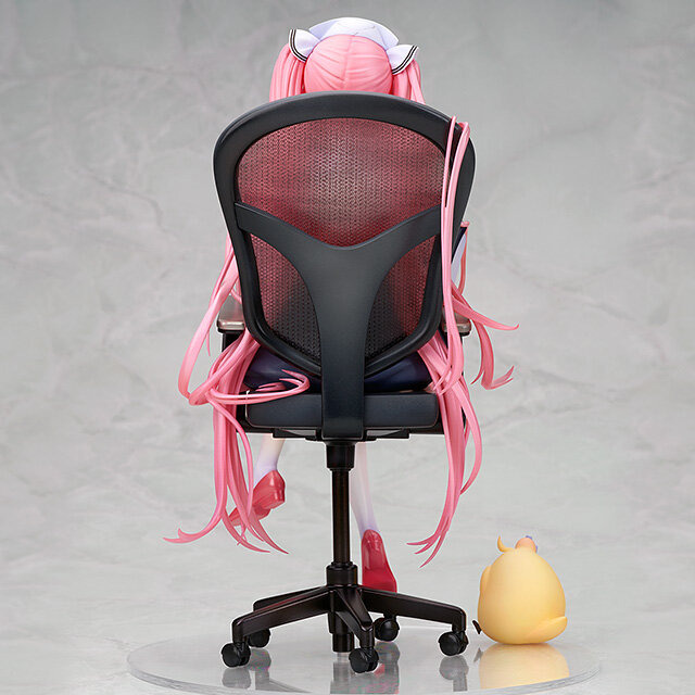 惜しげもなく開いた胸元にドキッ！『アズレン』パーシュースが“大胆ナース服”でフィギュア化