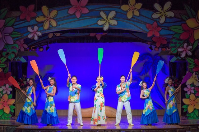 大人気ショー「ミッキーのレインボー・ルアウ」が9月1日（金）再開！南国ムードいっぱいのレストランでショーと食事を満喫