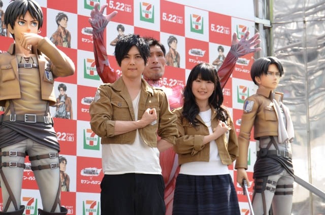 梶裕貴、篠原信一の巨人姿に“とてもウナジを狙えません” 「進撃の巨人」等身大フィギュアお披露目