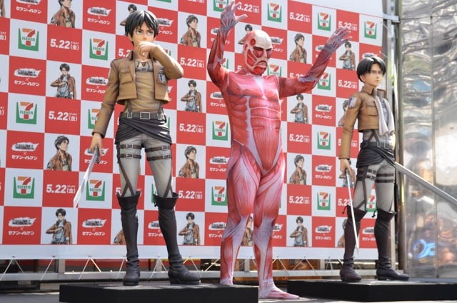 梶裕貴、篠原信一の巨人姿に“とてもウナジを狙えません” 「進撃の巨人」等身大フィギュアお披露目