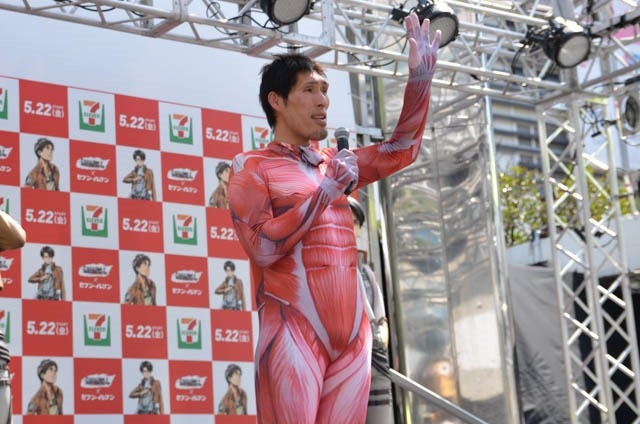 梶裕貴、篠原信一の巨人姿に“とてもウナジを狙えません” 「進撃の巨人」等身大フィギュアお披露目