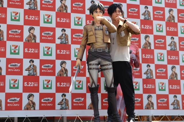 梶裕貴、篠原信一の巨人姿に“とてもウナジを狙えません” 「進撃の巨人」等身大フィギュアお披露目