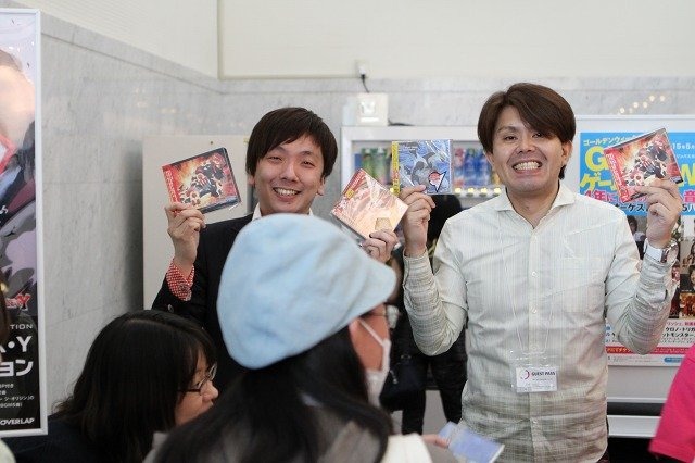 物販コーナーで笑顔を見せる、景山氏と一之瀬氏（C）Yutaka NAKAMURA