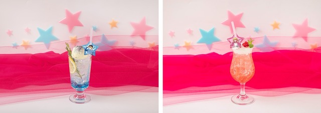 「【推しの子】カフェ～とびきりの秋～」アクアのブルーライチソーダ・ルビーのピンクグレープフルーツソーダ（C）赤坂アカ×横槍メンゴ／集英社・【推しの子】製作委員会