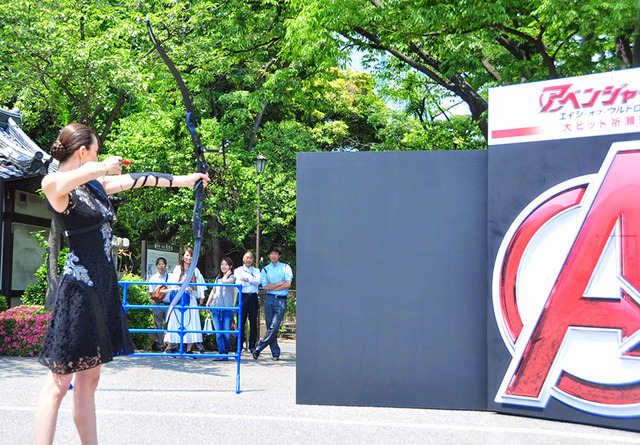 弓を射る米倉涼子／『アベンジャーズ／エイジ・オブ・ウルトロン』ヒット祈願