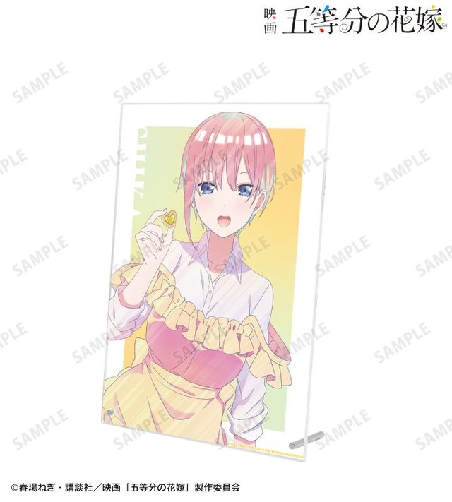 「描き下ろしイラスト 制服エプロンver.」グッズイメージ（C）春場ねぎ・講談社／映画「五等分の花嫁」製作委員会